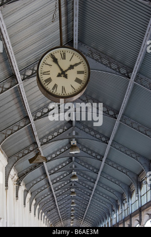 Africa Mozambico Maputo dettagli architettonici di orologio interno all epoca coloniale C F m Stazione Ferroviaria Foto Stock