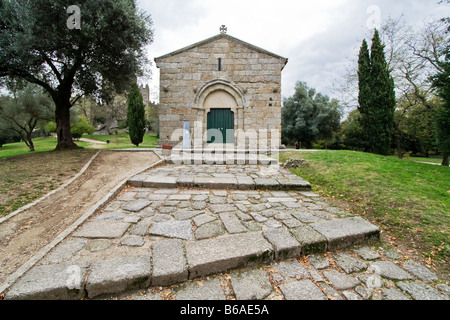 Il romanico Sao Miguel Cappella, vicino al castello di Guimaraes, dove molti cavalieri medievali sono sepolti. Città di Guimaraes, Portogallo. Foto Stock