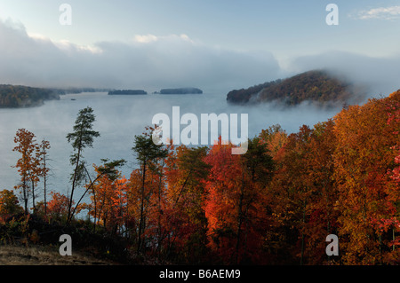 Mist Rising Off Watt Bar Lago all'alba Rhea County Tennessee Foto Stock