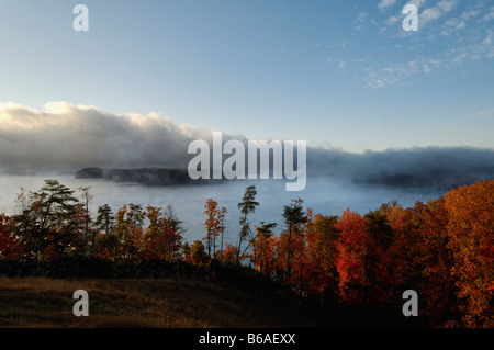 Mist Rising Off Watt Bar Lago all'alba Rhea County Tennessee Foto Stock