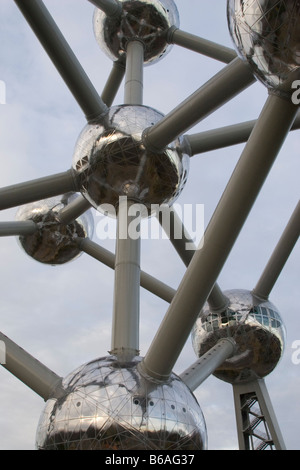 Icona del famoso e caratteristico Atomium progettato da André Waterkeyn per il 1958 fiera mondiale di Bruxelles in Belgio Foto Stock