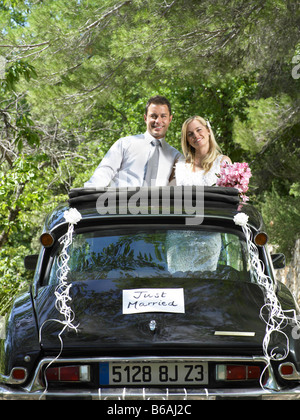 Coppie in viaggio di nozze in auto nozze Foto Stock