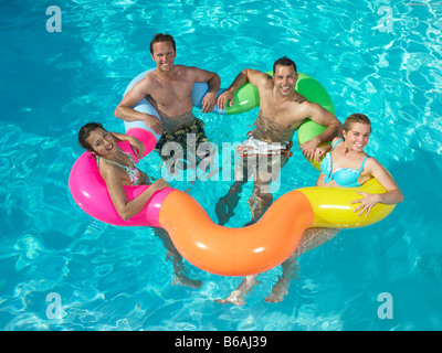 Gruppo di amici in piscina Foto Stock