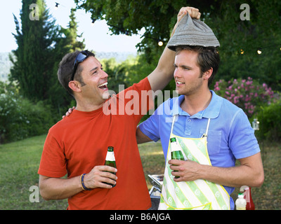 Due uomini ridere del barbecue Foto Stock