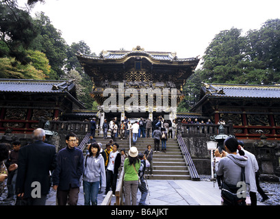 Turisti passaggi di arrampicata per la Porta Yomeimon del Santuario di Toshogu a Nikko, Giappone Foto Stock