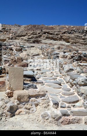 Una corsia tra i resti di case in età ellenistica c 2400 anno vecchia di Tripitos nella prefettura di Lasithi Creta Grecia Foto Stock