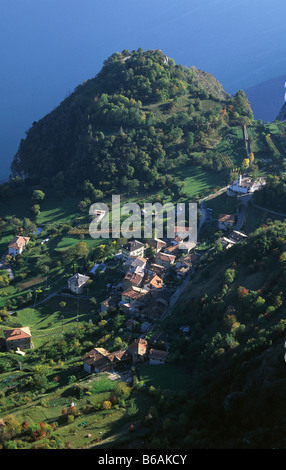 Il paese di Pregasina sopra il Lago di Garda, Trentino Alto Adige, Italia. Foto Stock