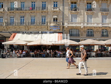 Le persone camminare davanti a un bar storico, Place de la Comedie, Montpellier, Francia, Europa Foto Stock