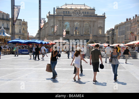 La gente sulla storica piazza principale "Place de la Comedie', opera in background, il centro città di Montpellier, Francia, Europa Foto Stock