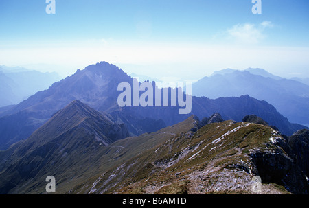 Vista verso il massiccio della Grigna Meridionale dalla vetta della Grigna Settentrionale, Lombardia, Italia. Foto Stock