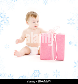 Immagine del bambino nel pannolino con grande confezione regalo Foto Stock