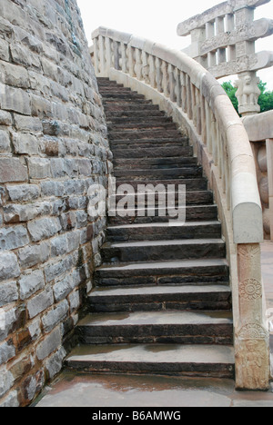 Stupa 1 o grande Stupa : Scala , Sanchi, Madhya Pradesh, India. Foto Stock