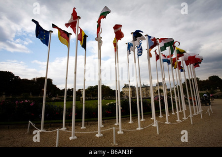 Bandiere nazionali nel Jardin de Luxembourg Parigi Francia giardini in Parigi Francia 25 Settembre 2008 Foto Stock