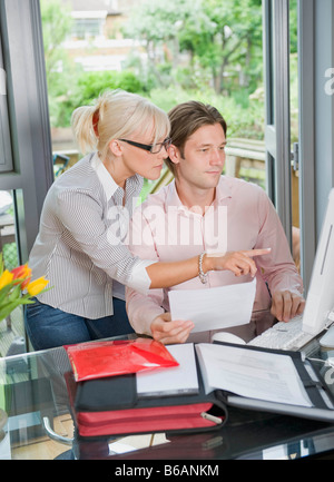 Giovane lavorando insieme sul computer Foto Stock