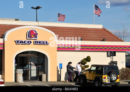 L'esterno e l'entrata di Taco Bell ristorante con 2 persone a piedi auto. Stati Uniti d'America Foto Stock