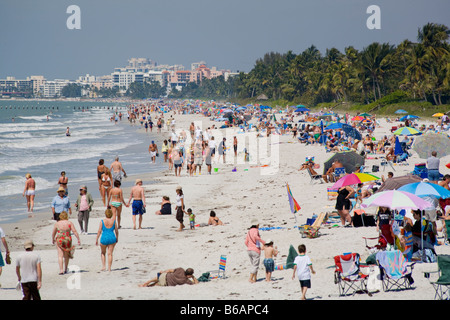 La pausa di primavera e la folla di vacanza sulla spiaggia di Napoli a sud-ovest del Golfo del Messico costa della Florida Foto Stock