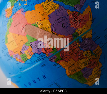 Band-Aid sul globo terrestre che mostra l'Africa Foto Stock