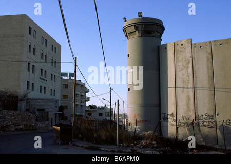 Un israeliano torre di avvistamento sulla parete di separazione si trova di fronte ad un edificio residenziale a Betlemme, Palestina Foto Stock