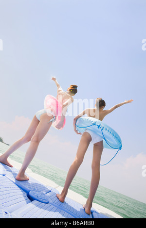 Due giovani donne in bikini in piedi Foto Stock