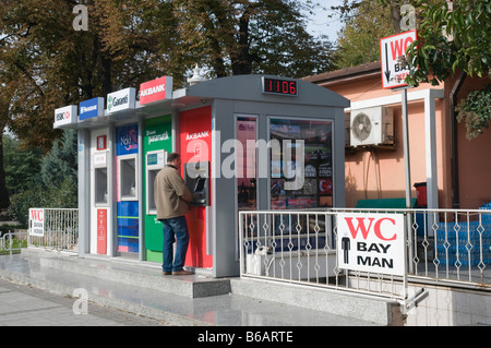 Turchia Istanbul quattro macchine ATM uomo il ritiro di denaro Foto Stock