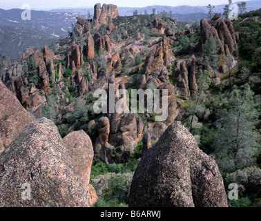 AA02356 02 California guglie rocciose in pinnacoli Parco Nazionale visto da alte cime trail Foto Stock