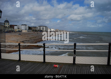 Bella ventoso e giornata di sole a Worthing camminando sul molo, West Sussex, in Inghilterra costa Sud Foto Stock