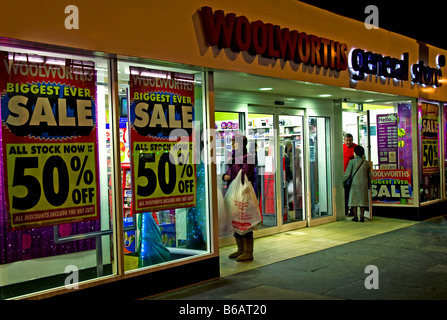 Woolworths shopping store che si trova in amministrazione con la vendita dei segni nel windows, Edimburgo, Scozia, Regno Unito, Europa Foto Stock