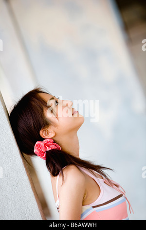 Giovane donna che guarda verso l'alto Foto Stock
