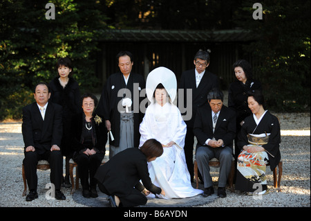Un matrimonio tradizionale fotografia di gruppo della famiglia dello sposo e della sposa dopo una cerimonia al Tempio di Meiji Tokyo Giappone Foto Stock