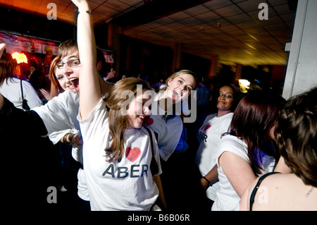 Un gruppo di sorridenti ridere giovani partying a Aberystwyth Studenti Universitari unione io amo Aber party night UK Foto Stock