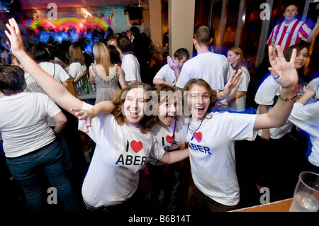 Giovani partying a Aberystwyth Studenti Universitari unione io amo Aber party night Foto Stock