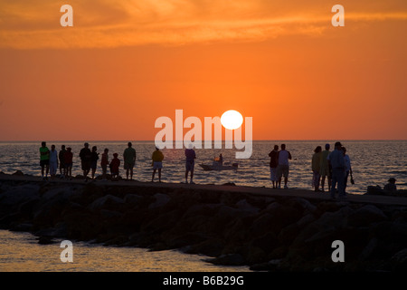 La gente a guardare il tramonto sul Golfo del Messico sul molo sud in Florida Venezia Foto Stock