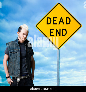 Uomo che guarda un dead end firmare Foto Stock