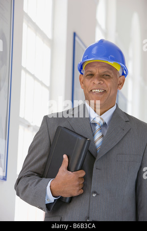 Imprenditore africani in hard-hat azienda BINDER Foto Stock