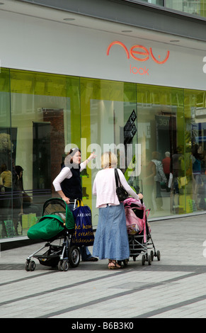 Nuovo look negozio di vendita al dettaglio in Exeter City center Devon England Regno Unito Foto Stock