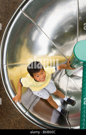 Ragazzo asiatico lo scorrimento verso il basso scorrimento circolare Foto Stock