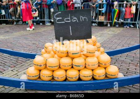 Edam Formaggi disposti su un vettore di formaggio al settimanale mercato del formaggio di Alkmaar, Olanda Foto Stock