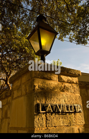 La Villita entrata segno strada Lampada parete in pietra arti storico villaggio di San Antonio Tx attrazione turistica al quartiere per lo shopping Foto Stock