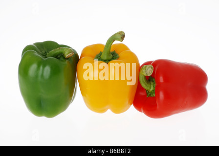Giallo e verde di peperoni rossi su sfondo bianco Foto Stock