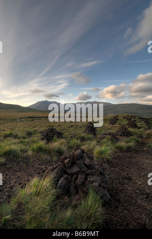 Connemara Turf pila pila tumulo di heap pronto a prendere disegnare portare a casa in una torbiera, Irlanda occidentale Foto Stock