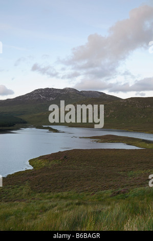 Bencullagh lough lago nahillion Parco Nazionale del Connemara galway ovest Irlanda Cielo di tramonto glow dodici perni benna beola Foto Stock