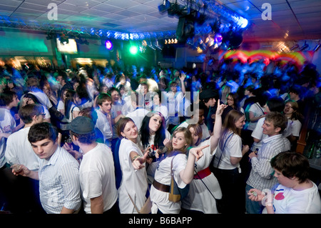 Giovani partying a Aberystwyth Studenti Universitari unione io amo Aber party night, Wales UK Foto Stock