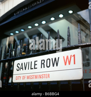 Savile Row W1 City of Westminster strada segno appeso su una ringhiera nero, Londra, Inghilterra, Regno Unito KATHY DEWITT Foto Stock