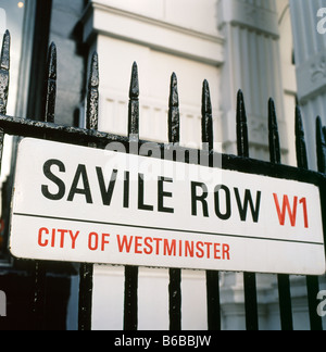 Savile Row W1 City of Westminster strada segno appeso su una ringhiera nero, Londra, Inghilterra, Regno Unito KATHY DEWITT Foto Stock