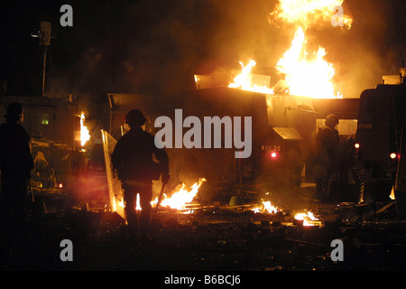 Una sommossa nella zona di Ardoyne di Belfast Irlanda del Nord nel 2001 Foto Stock