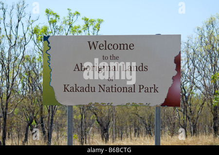 Cartello d'ingresso: "Benvenuto a le terre degli aborigeni del Kakadu National Park " Territorio del Nord Australia Settembre Foto Stock