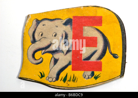 Vintage lettera alfabeto pezzo di puzzle per i bambini con la lettera E e il carattere di un elefante stampati su di essa Foto Stock