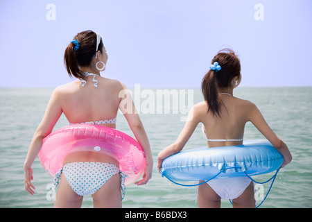 Due giovani donne in bikini in piedi Foto Stock