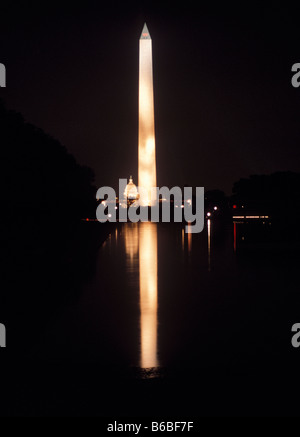 Il Monumento a Washington e il Capitol Building di notte si riflette nella piscina riflettente, Washington, DC, Stati Uniti d'America Foto Stock