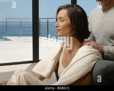 L'uomo massaggiare la moglie di spalle Foto Stock